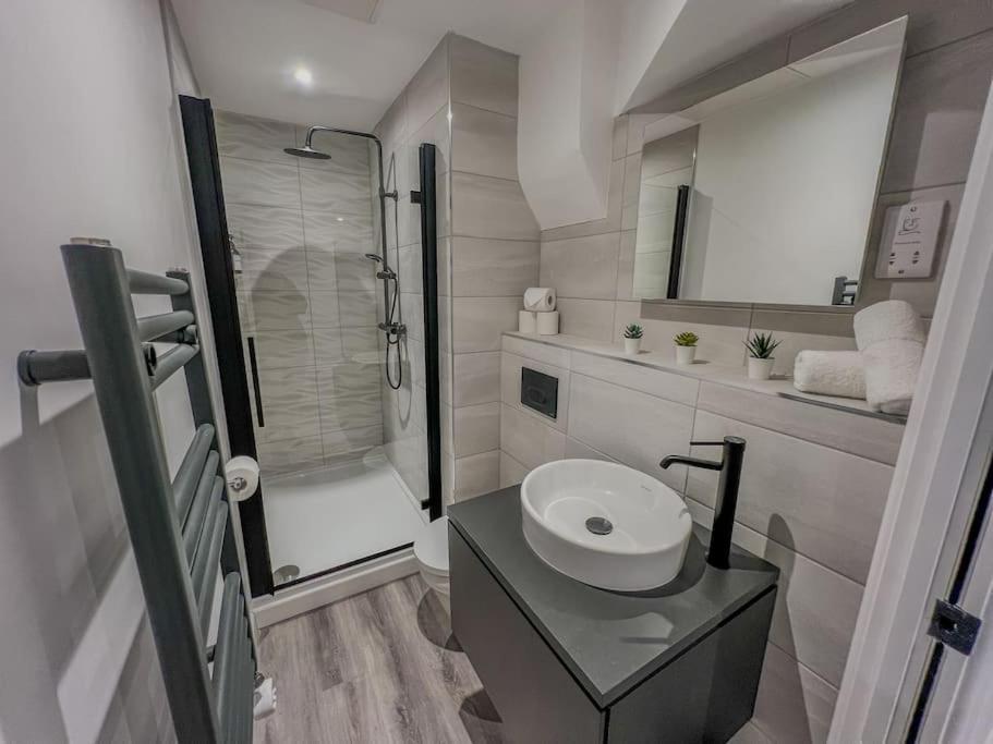 Orange Rentals-High Spec, Midnight Suite, Sleeps 4-Pets Welcome! Liverpool Bagian luar foto