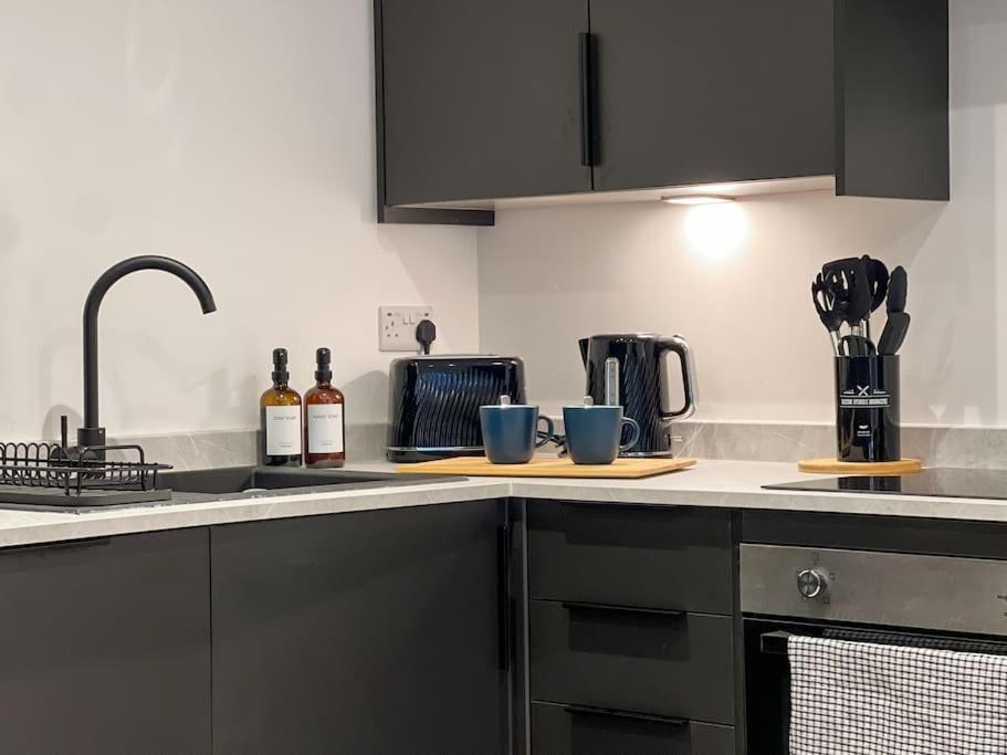 Orange Rentals-High Spec, Midnight Suite, Sleeps 4-Pets Welcome! Liverpool Bagian luar foto